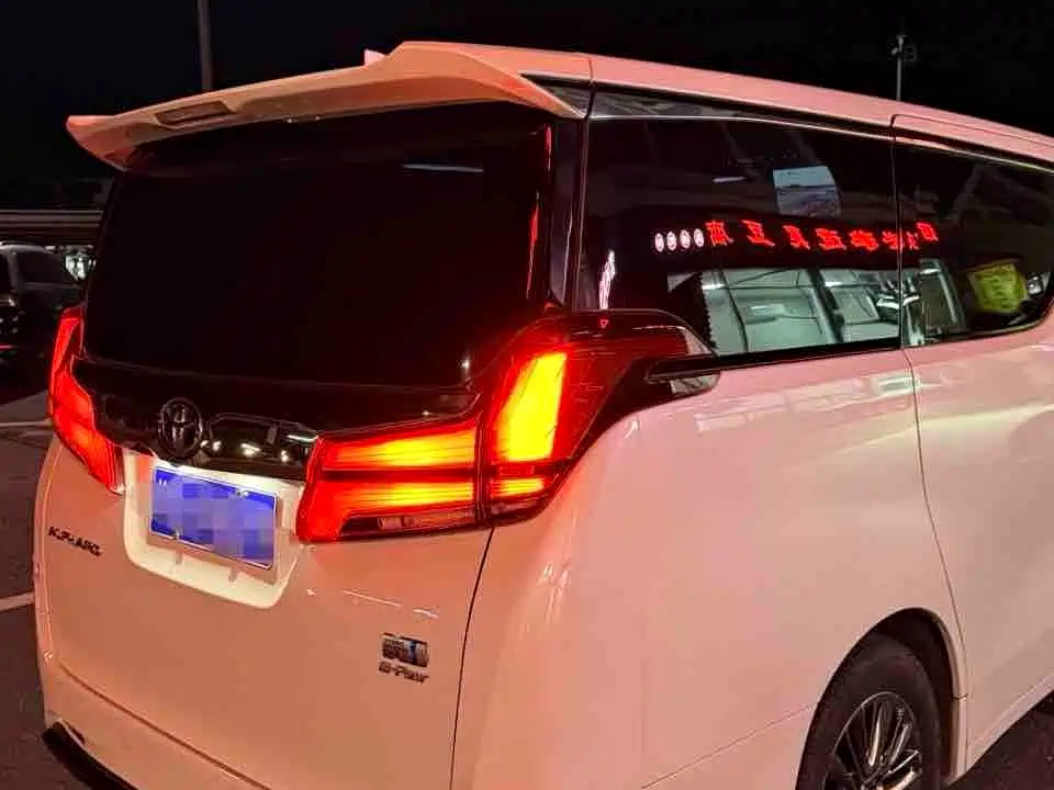Toyota Alphard — фото 4
