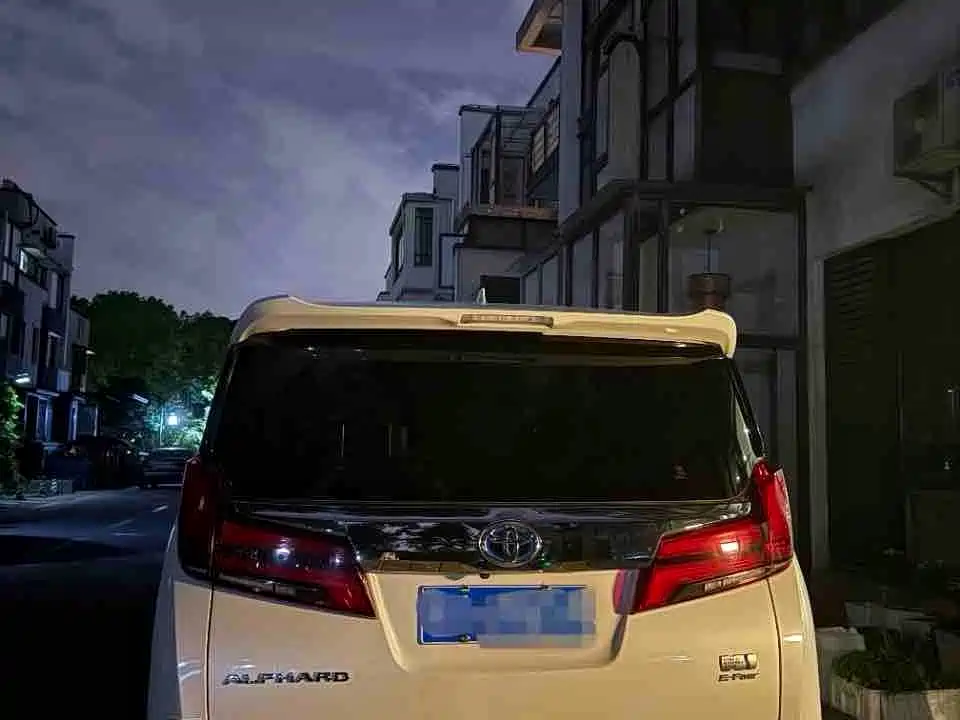 Toyota Alphard — фото 5