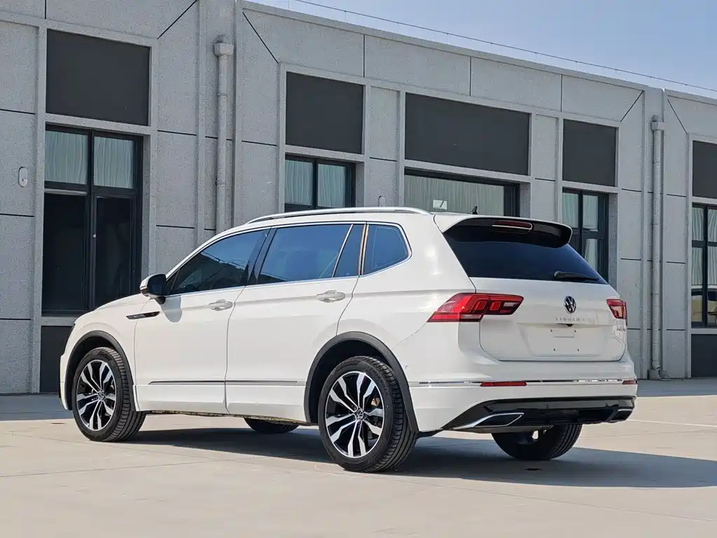 Volkswagen Tiguan L — фото 8