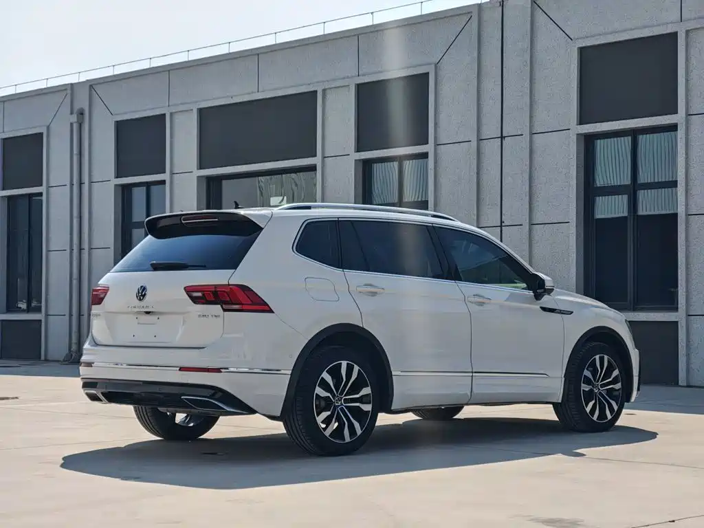 Volkswagen Tiguan L — фото 10
