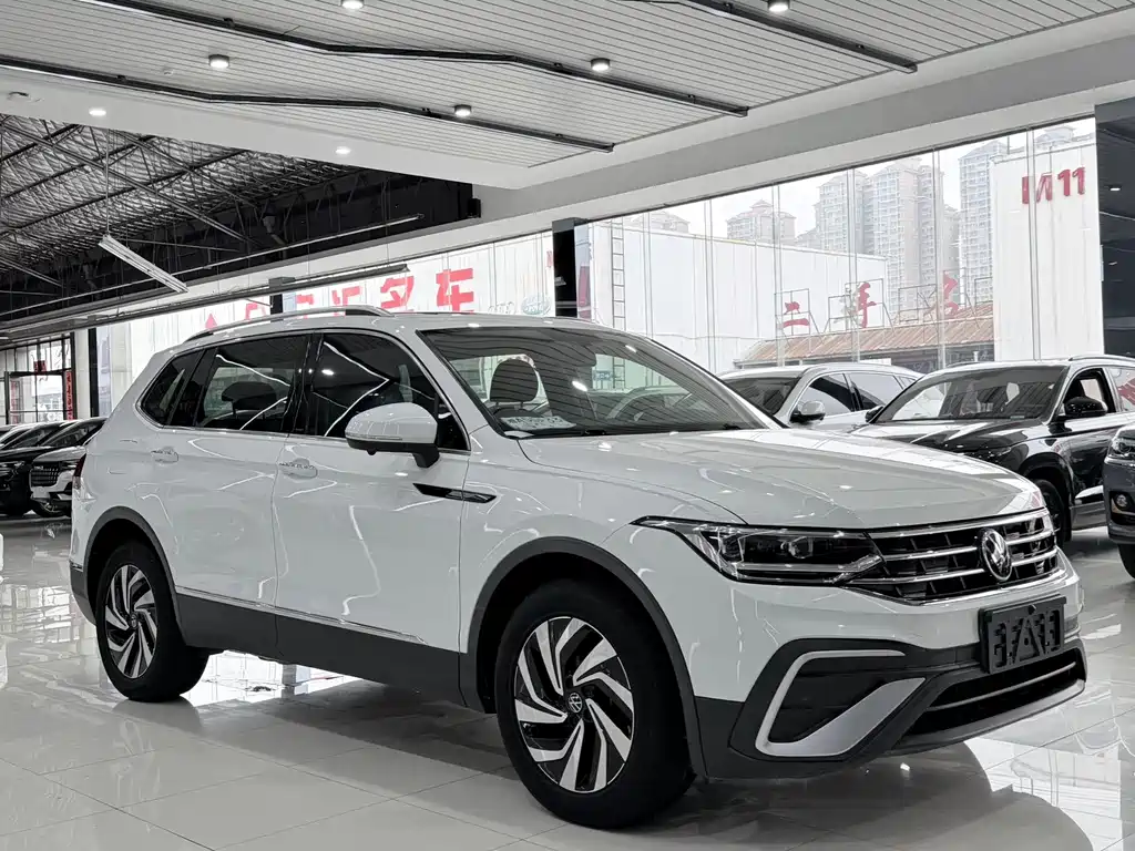 Volkswagen Tiguan L — фото 3