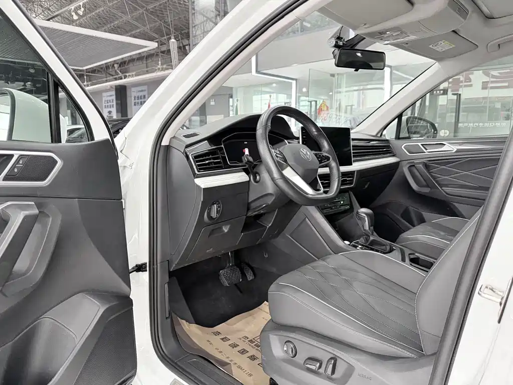 Volkswagen Tiguan L — фото 4