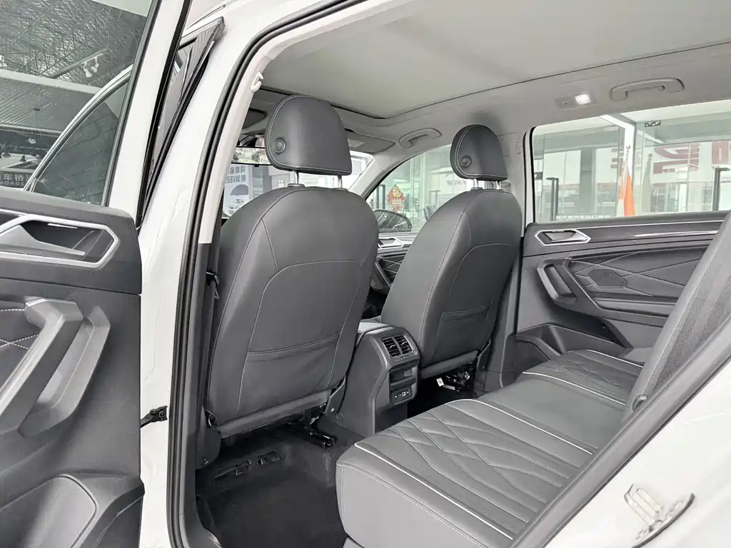 Volkswagen Tiguan L — фото 5