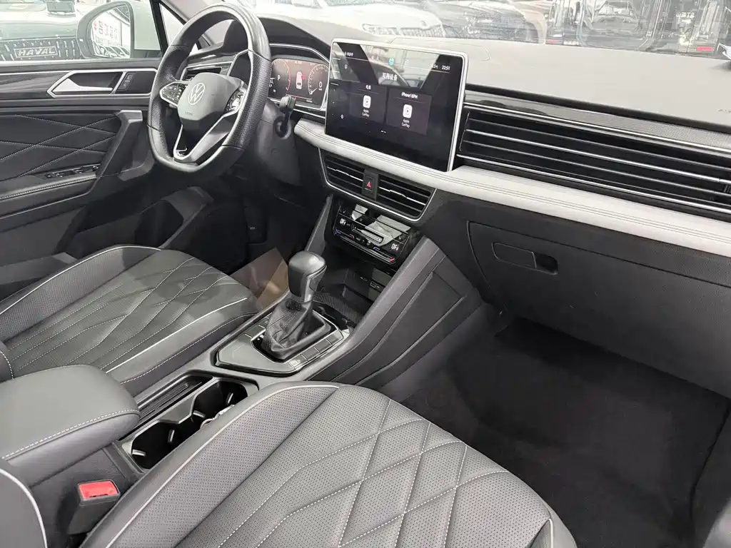 Volkswagen Tiguan L — фото 10