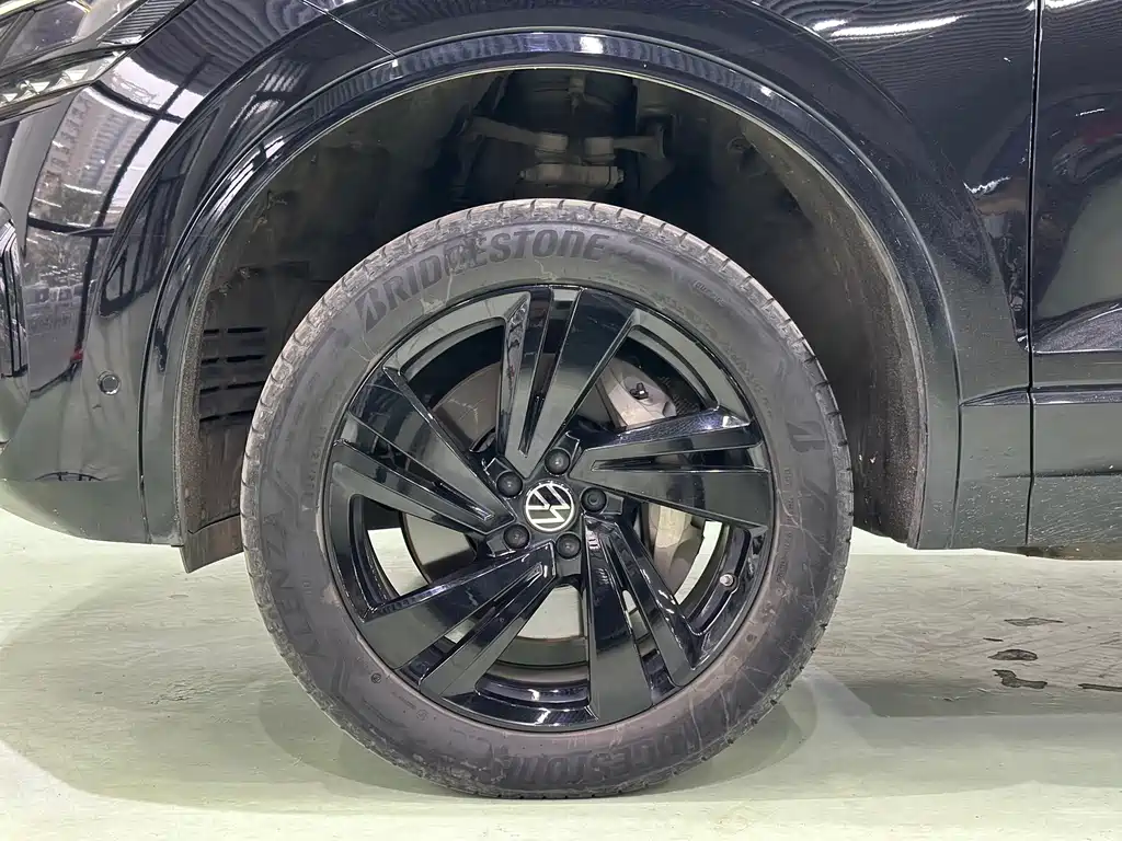 Volkswagen Touareg — фото 15