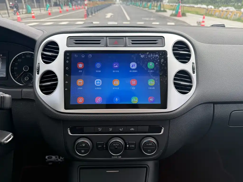 Volkswagen Tiguan — фото 13