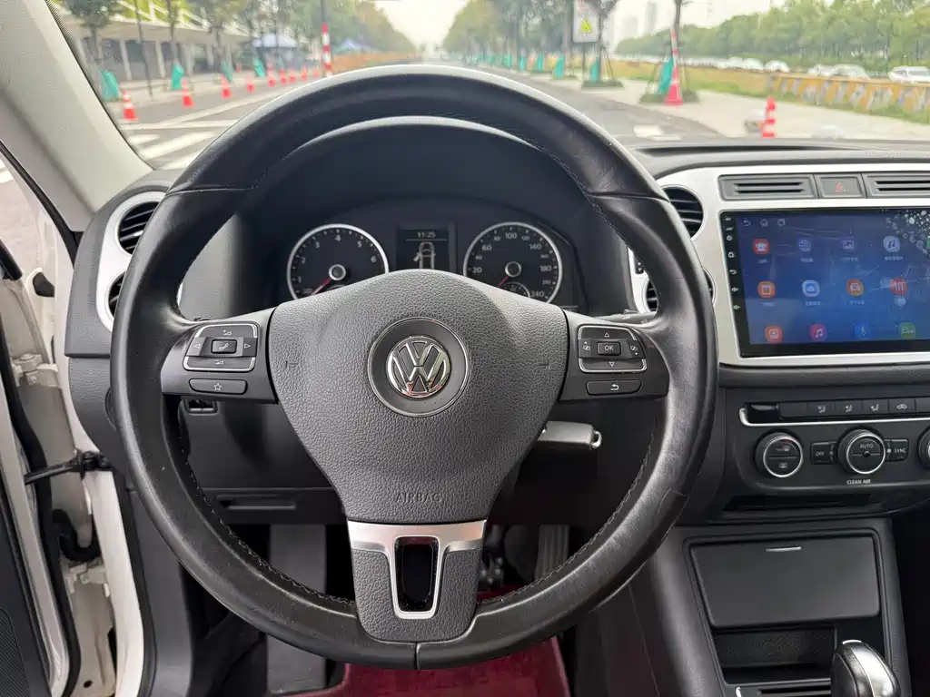 Volkswagen Tiguan — фото 15