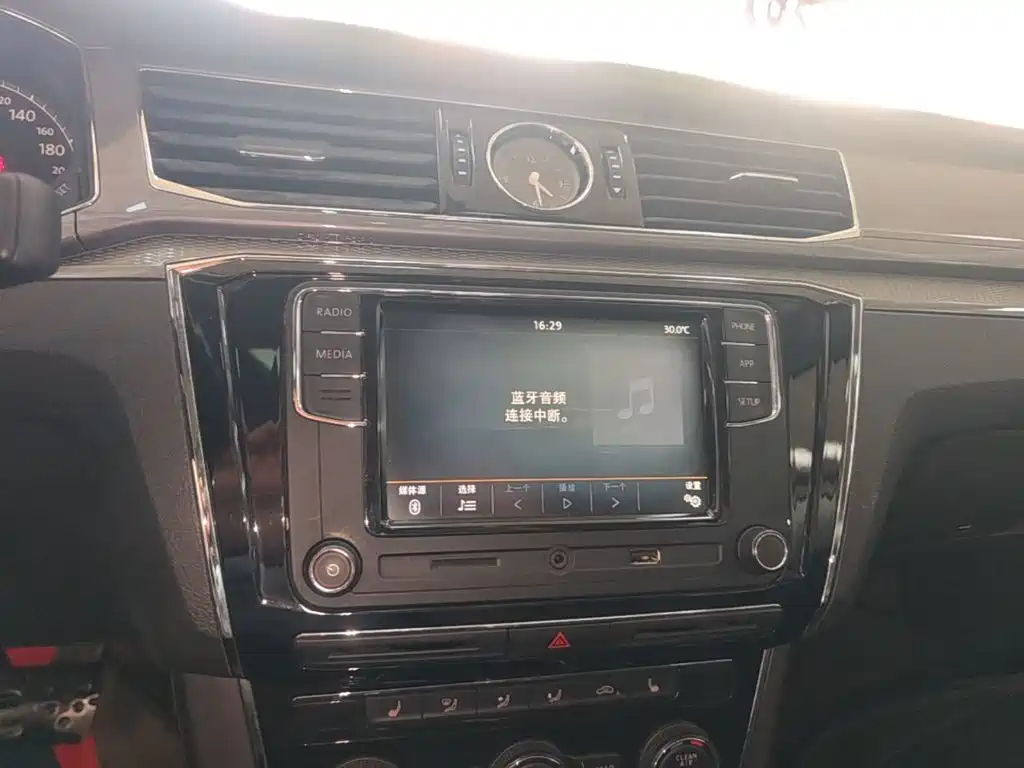 Volkswagen Passat — фото 13
