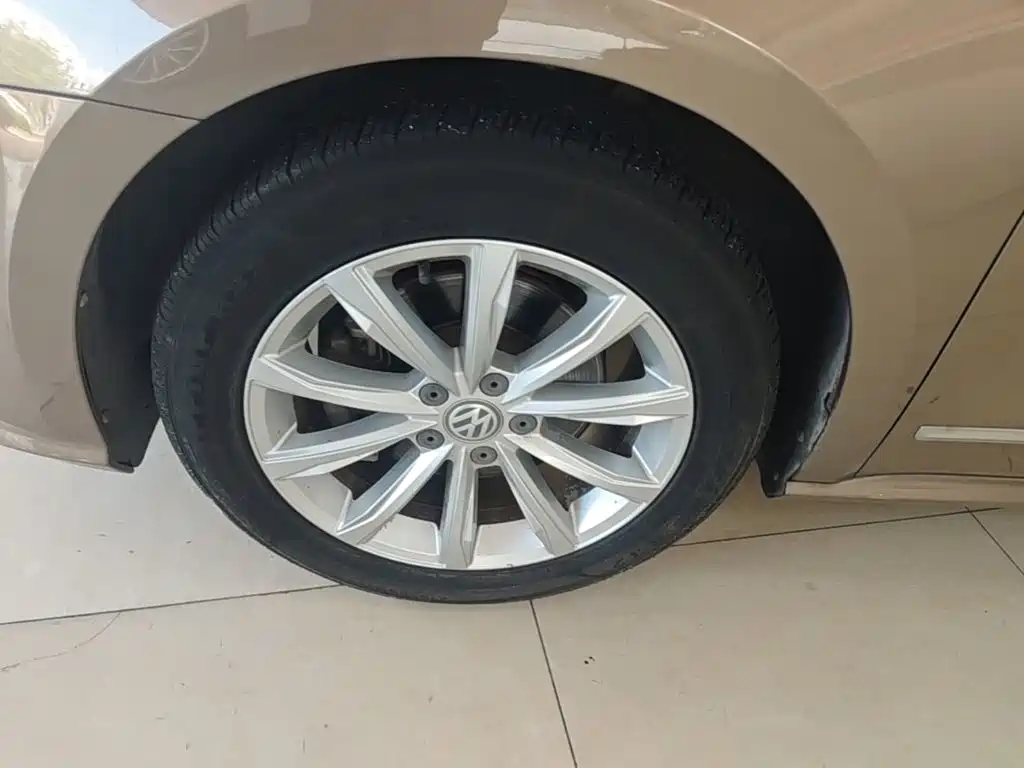 Volkswagen Passat — фото 23