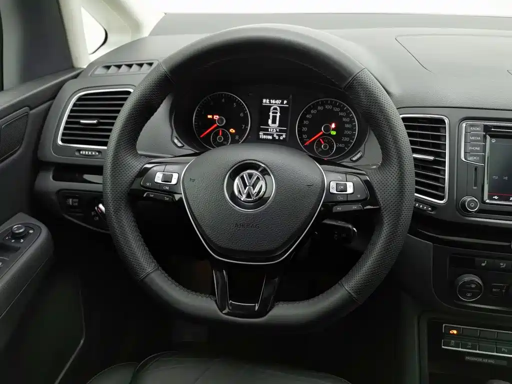 Volkswagen Sharan — фото 11
