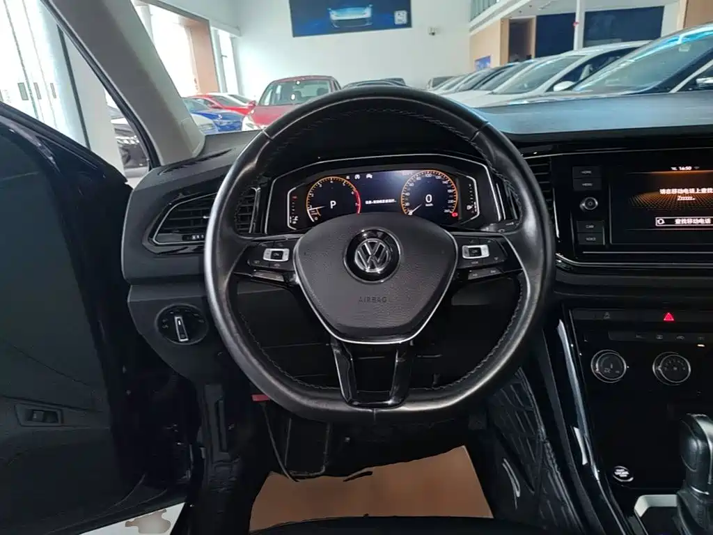 Volkswagen T-Roc — фото 11