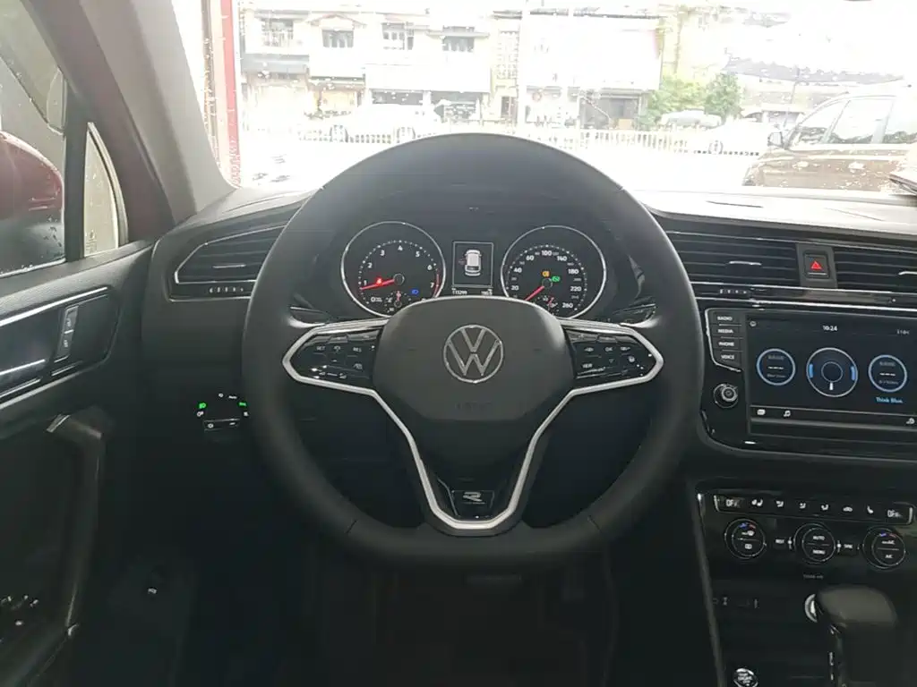 Volkswagen Tiguan L — фото 11