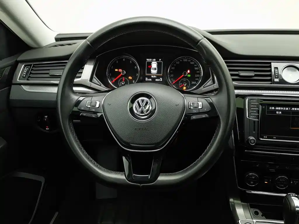 Volkswagen Passat — фото 11