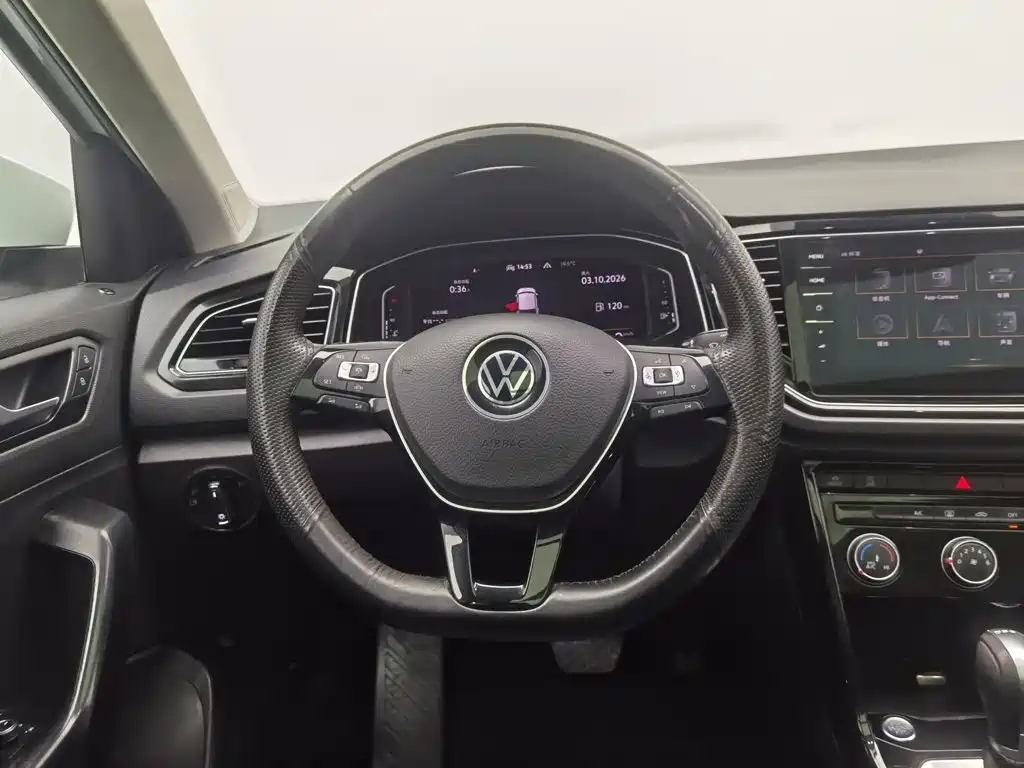Volkswagen T-Roc — фото 11