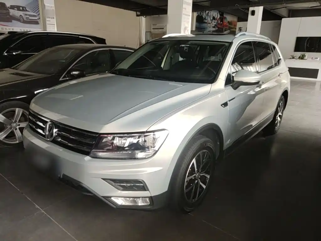 Volkswagen Tiguan L — фото 2