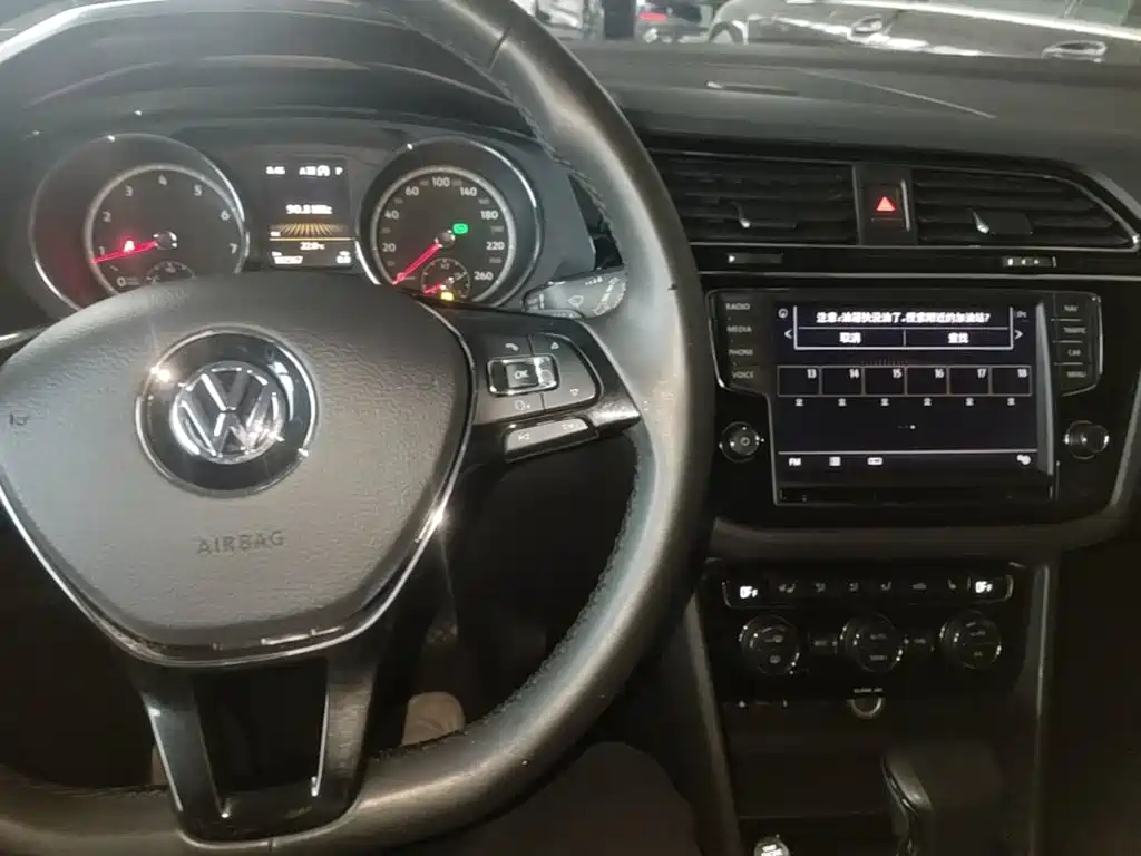 Volkswagen Tiguan L — фото 10