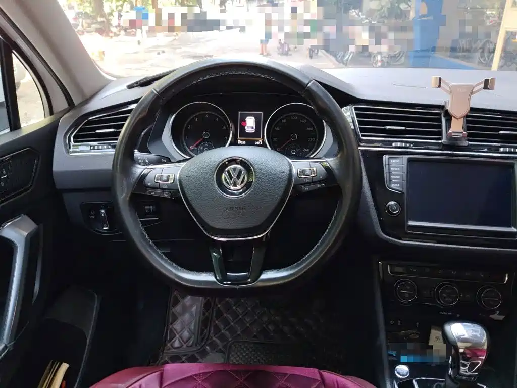 Volkswagen Tiguan L — фото 11