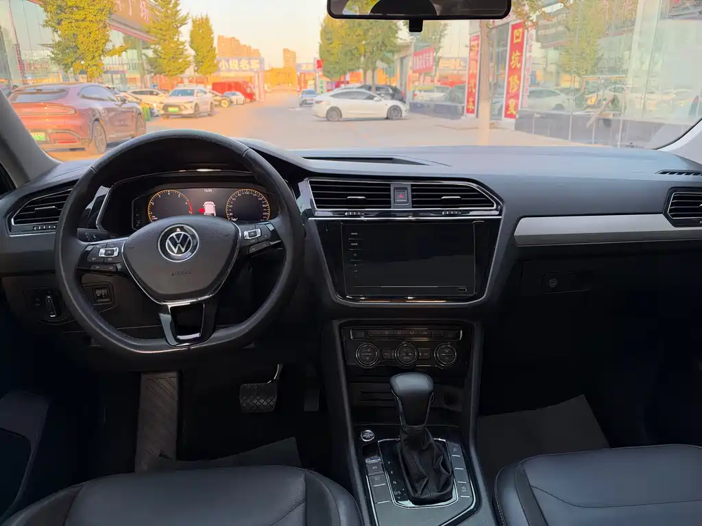 Volkswagen Tiguan L — фото 6