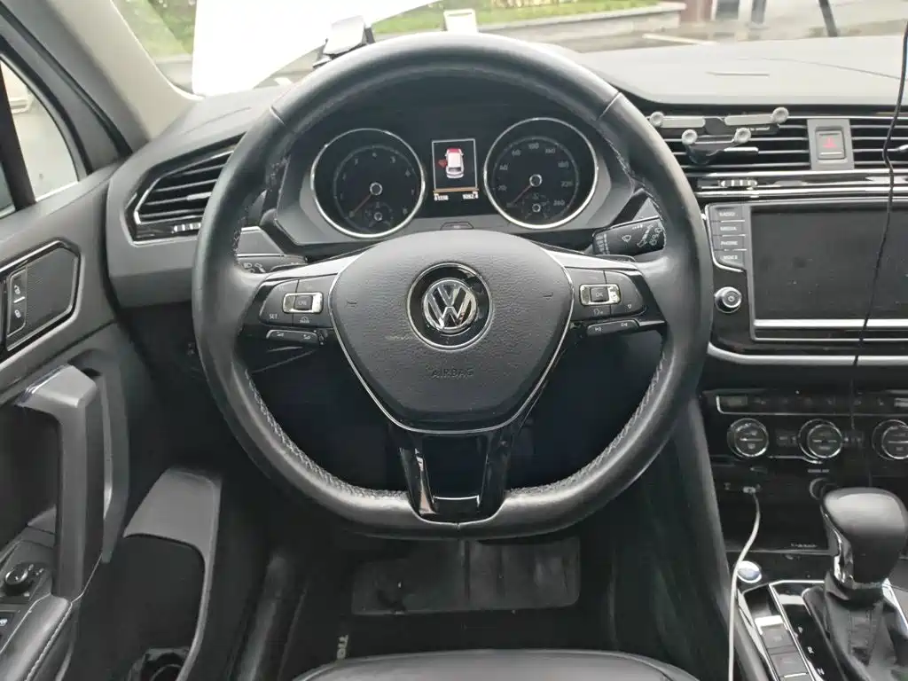 Volkswagen Tiguan L — фото 6
