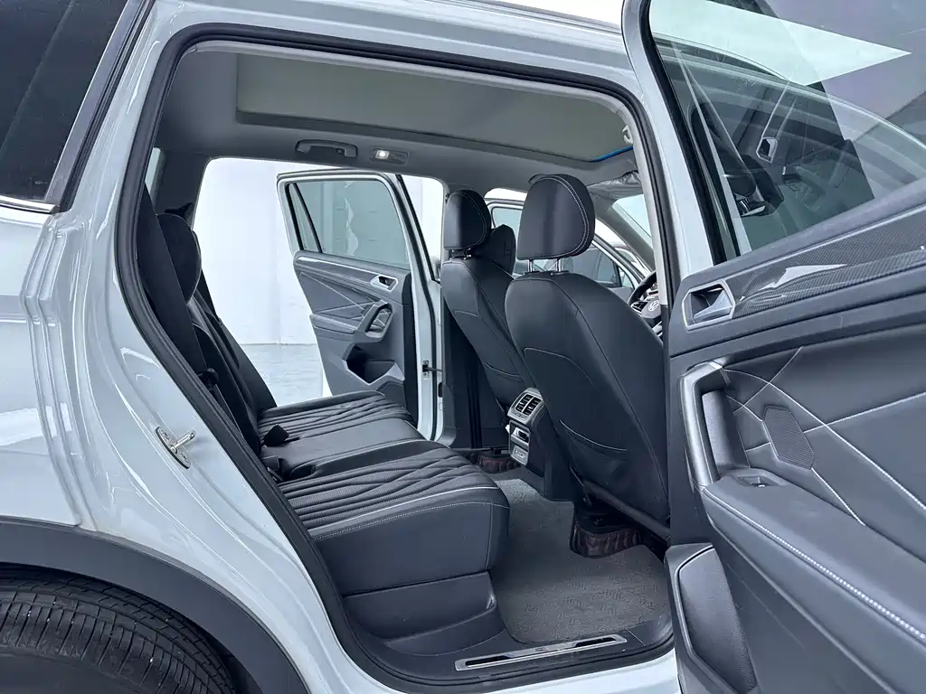 Volkswagen Tiguan L — фото 14