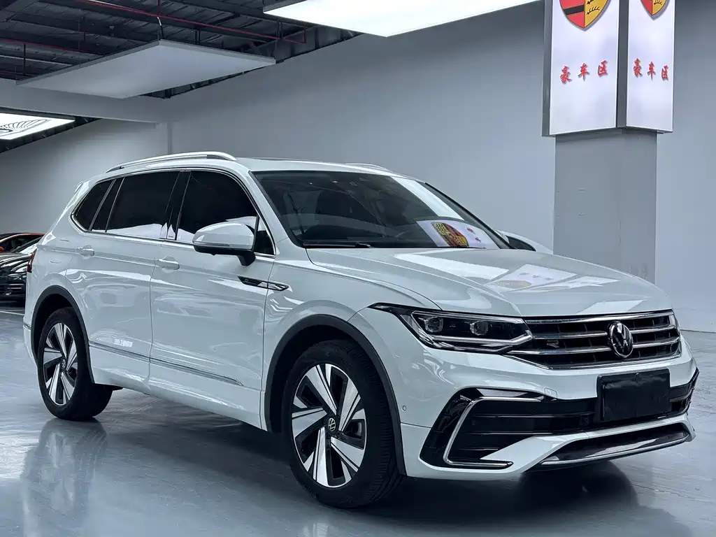 Volkswagen Tiguan L — фото 3