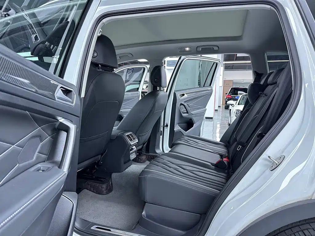 Volkswagen Tiguan L — фото 10