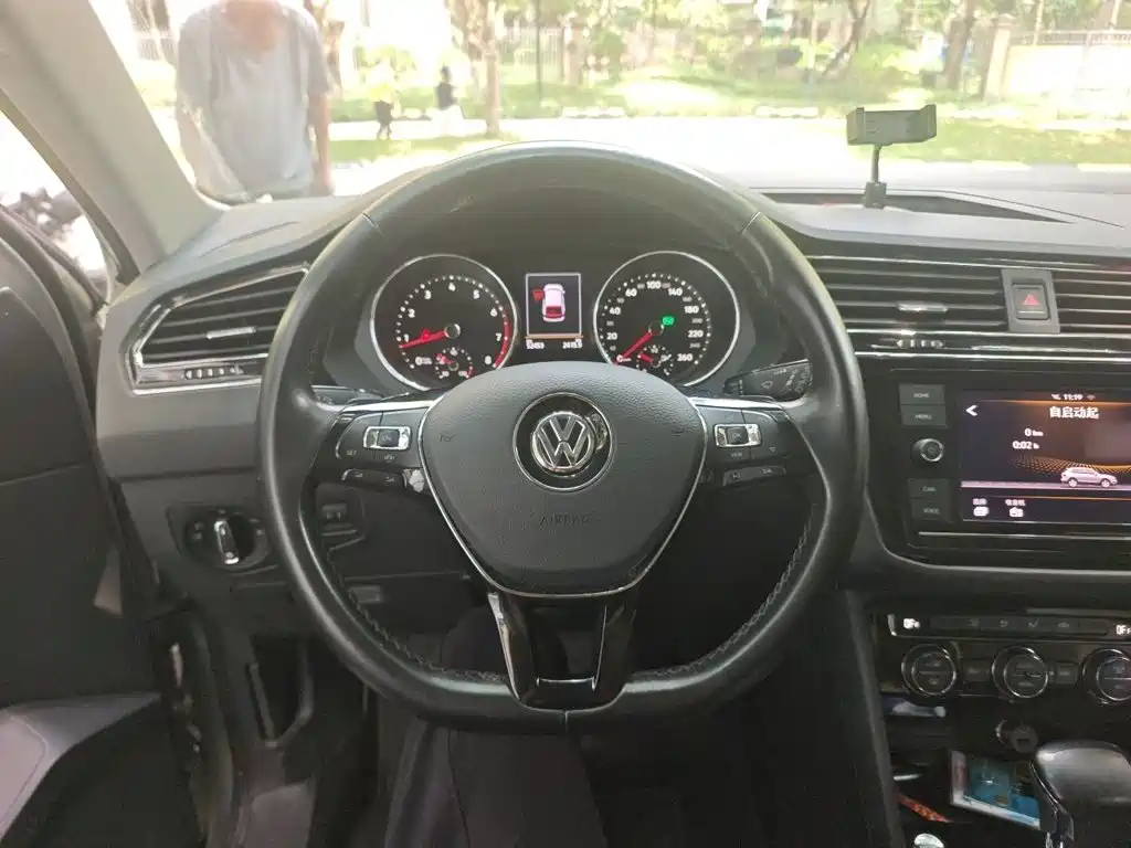 Volkswagen Tiguan L — фото 3