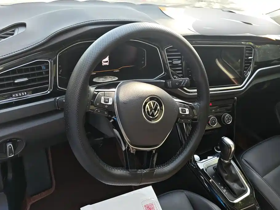 Volkswagen T-Roc — фото 15