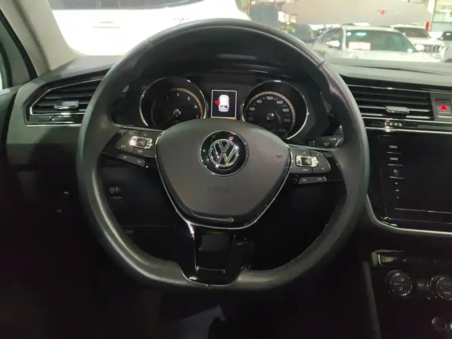 Volkswagen Tiguan L — фото 15