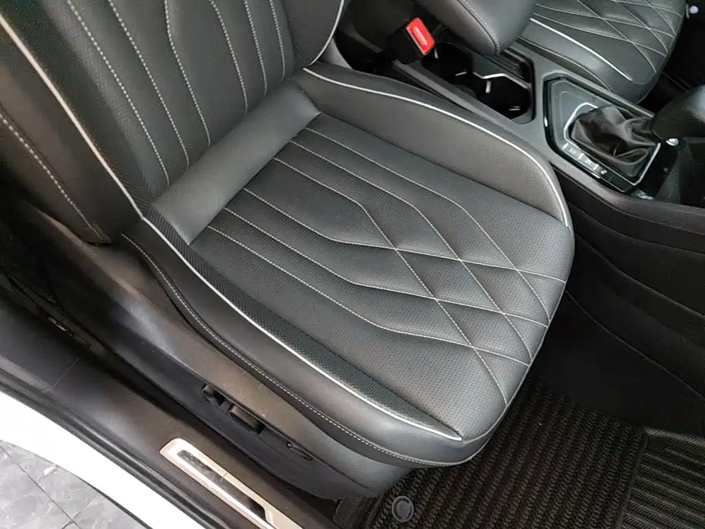 Volkswagen Tiguan L — фото 25