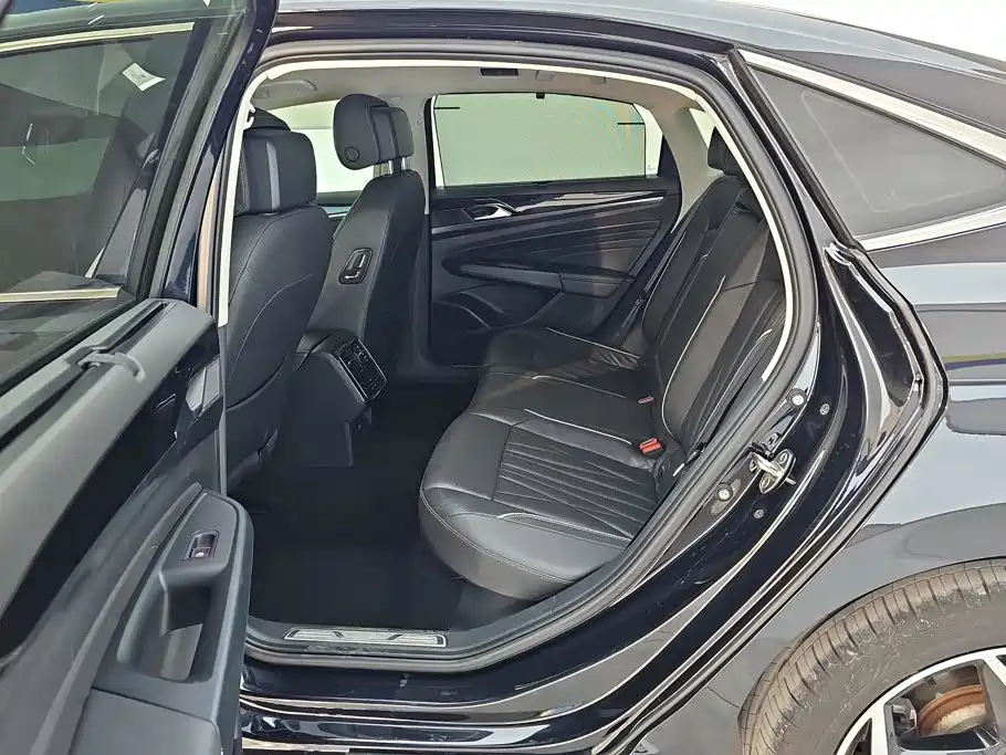 Volkswagen Passat — фото 11