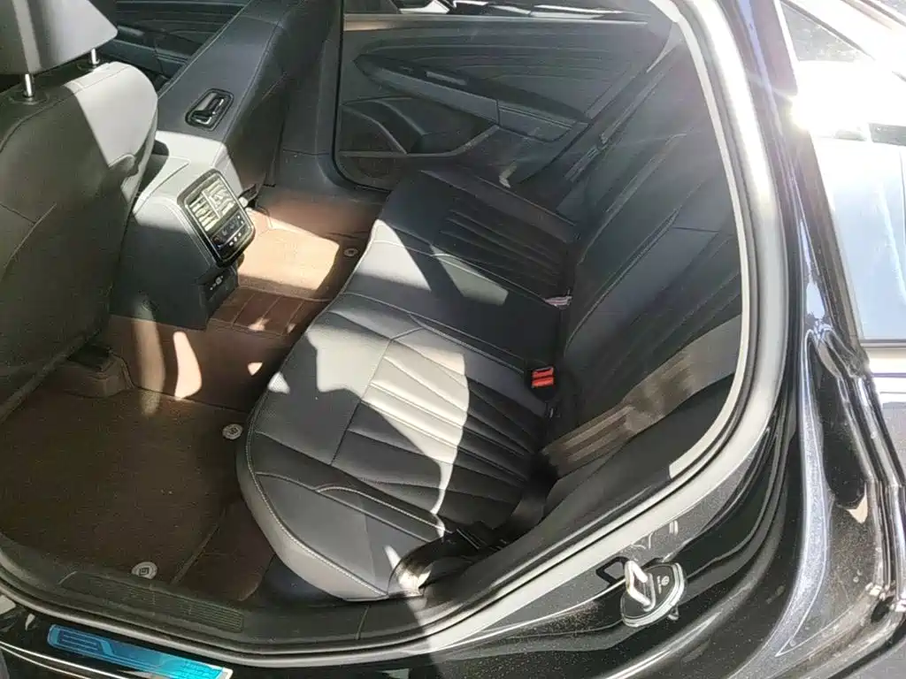 Volkswagen Passat — фото 17