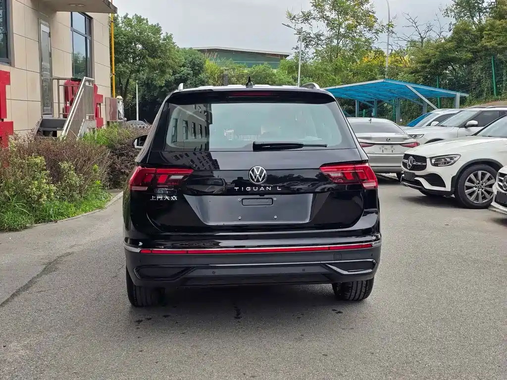 Volkswagen Tiguan L — фото 11
