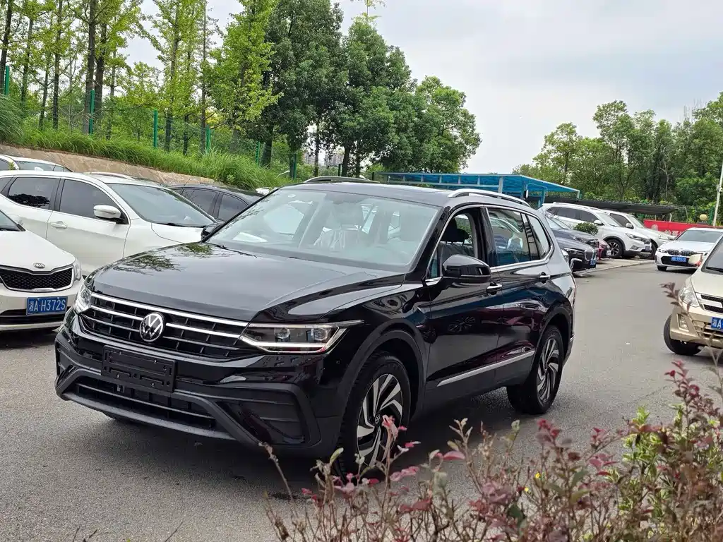 Volkswagen Tiguan L — фото 4