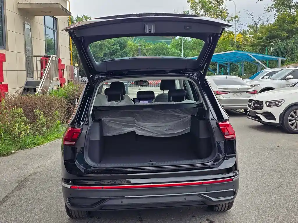 Volkswagen Tiguan L — фото 8