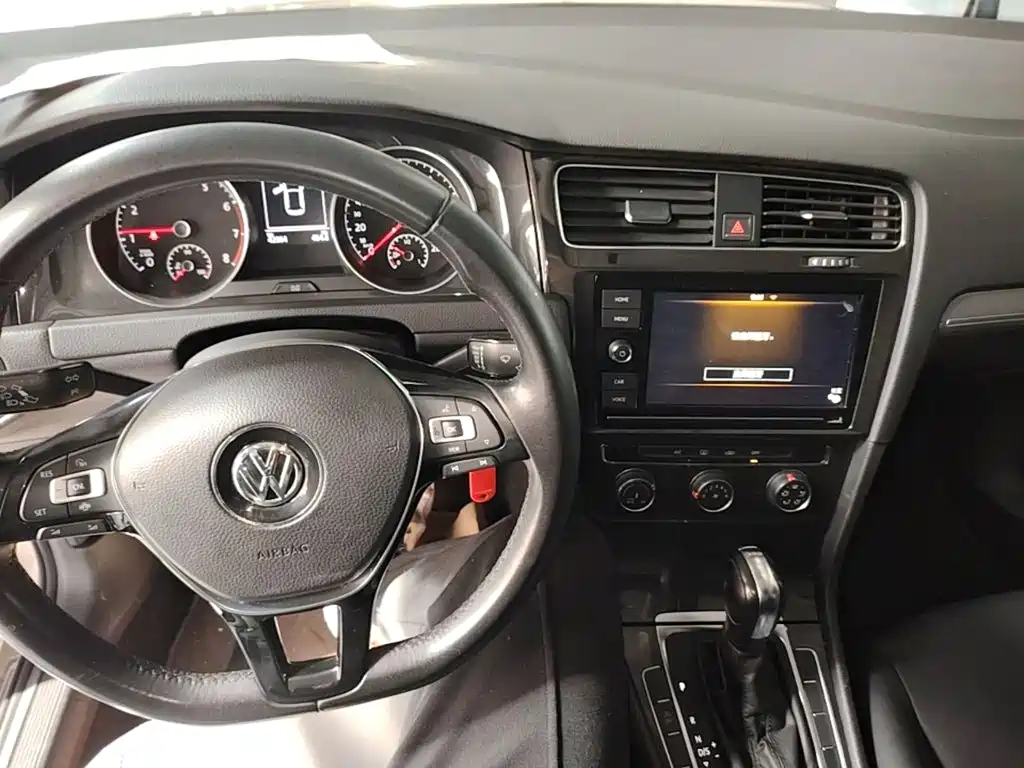 Volkswagen Golf — фото 10
