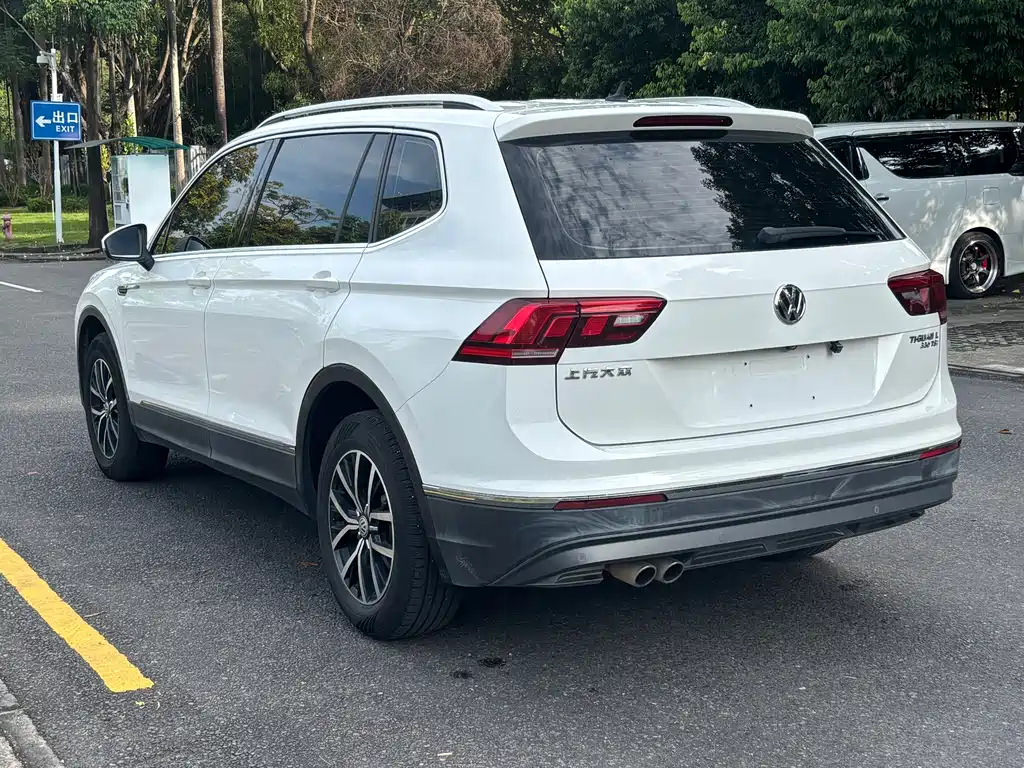 Volkswagen Tiguan L — фото 11
