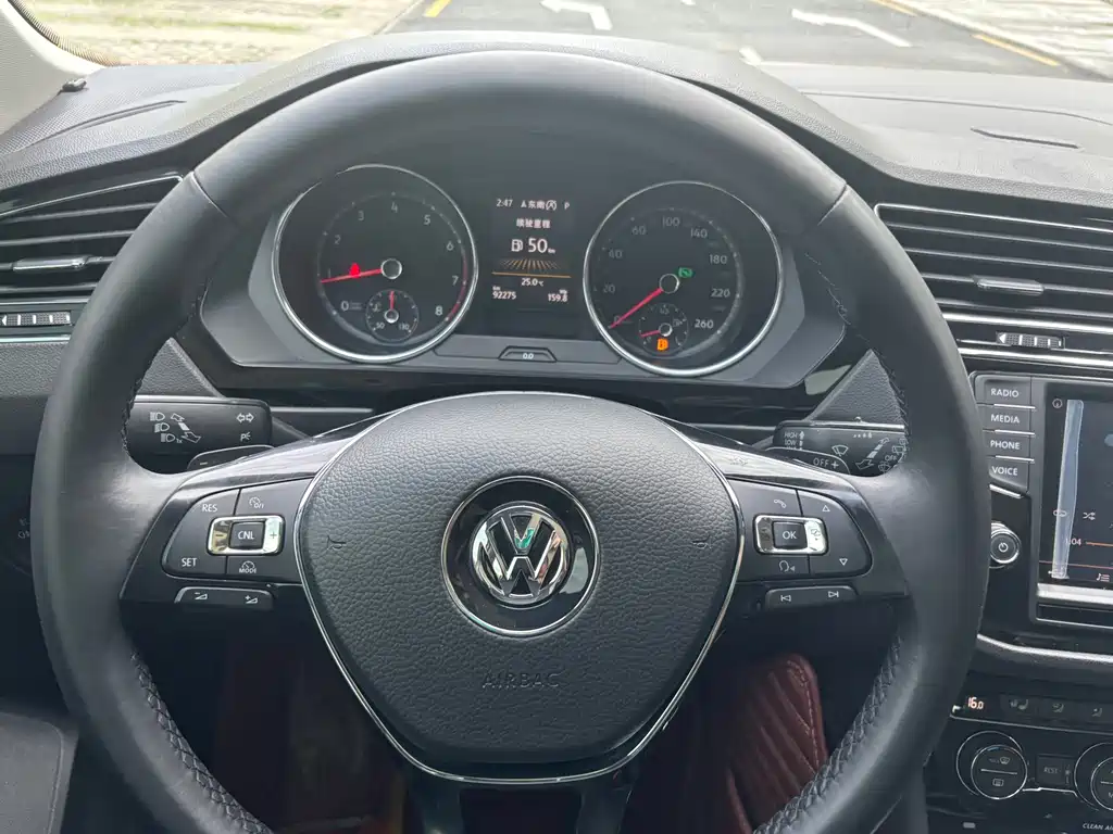 Volkswagen Tiguan L — фото 9