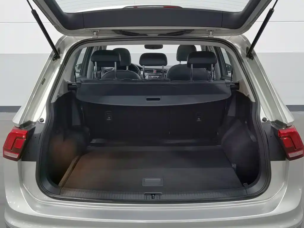 Volkswagen Tiguan L — фото 16