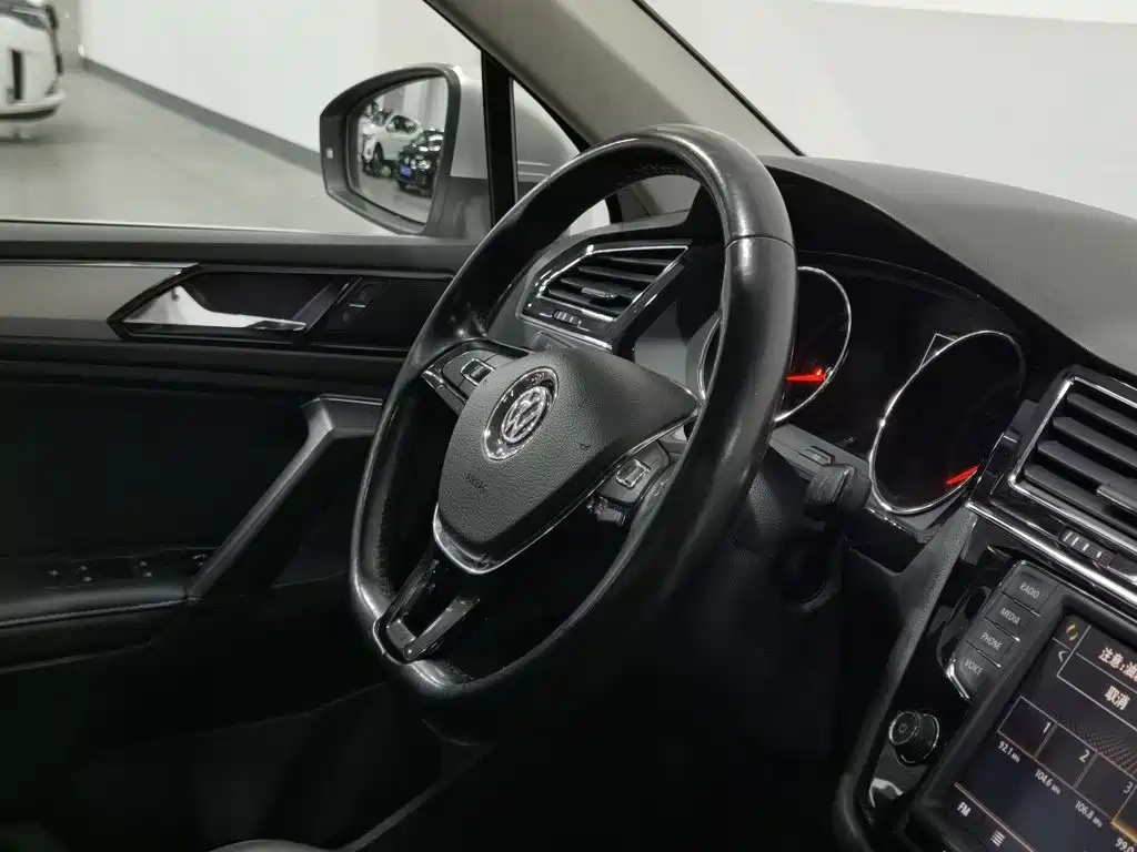 Volkswagen Tiguan L — фото 22