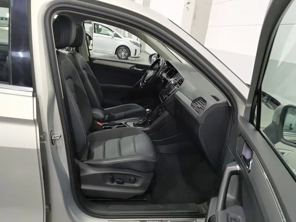 Volkswagen Tiguan L — фото 23