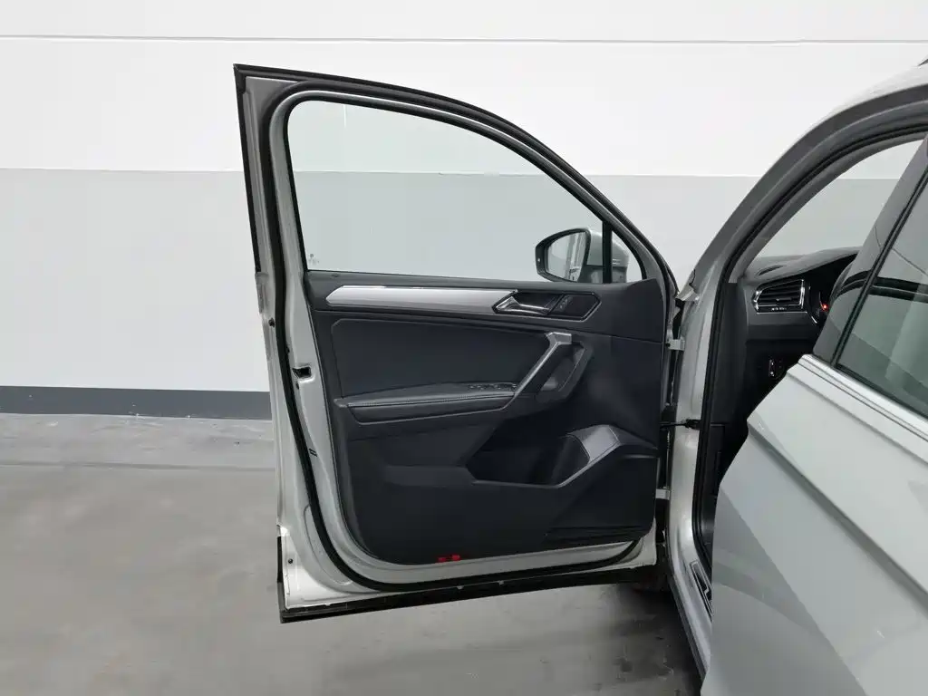 Volkswagen Tiguan L — фото 8
