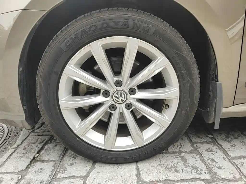 Volkswagen Passat — фото 23