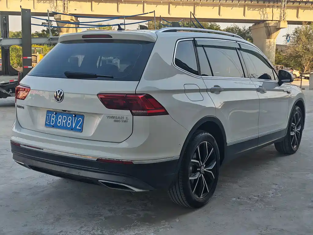 Volkswagen Tiguan L — фото 10