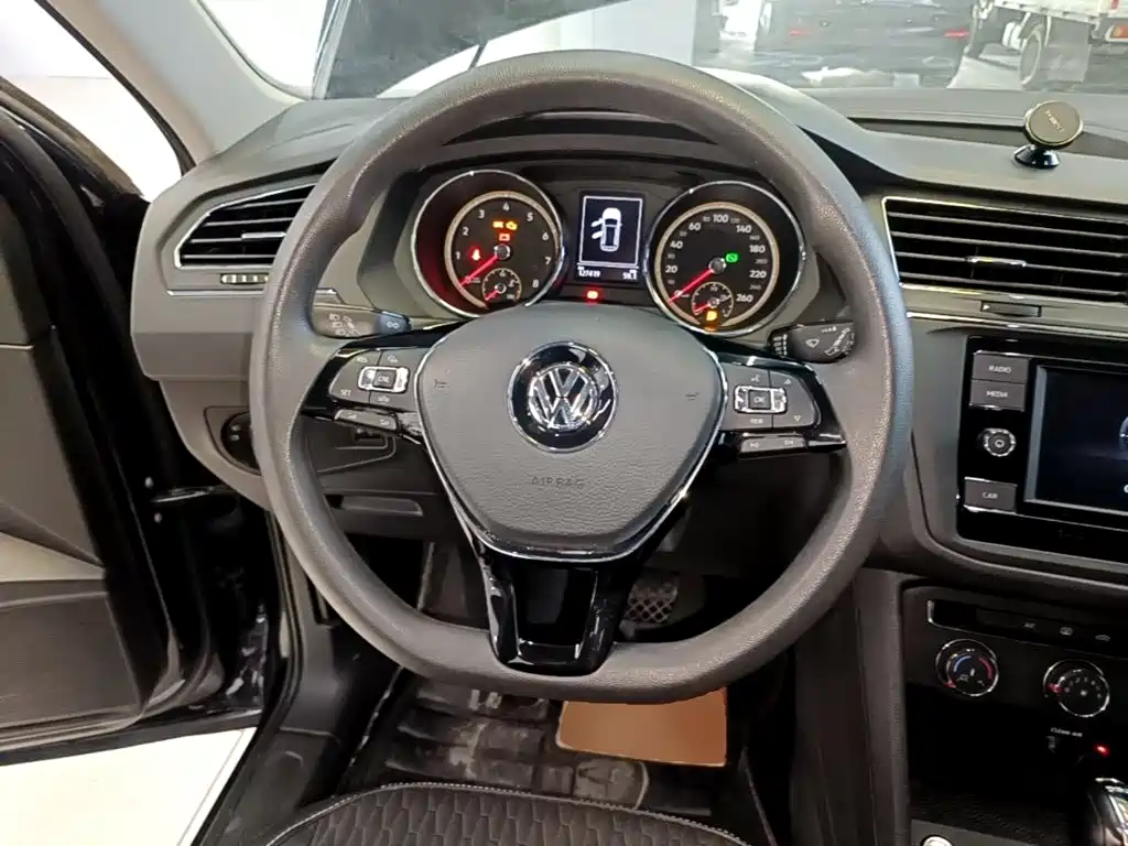 Volkswagen Tiguan L — фото 11