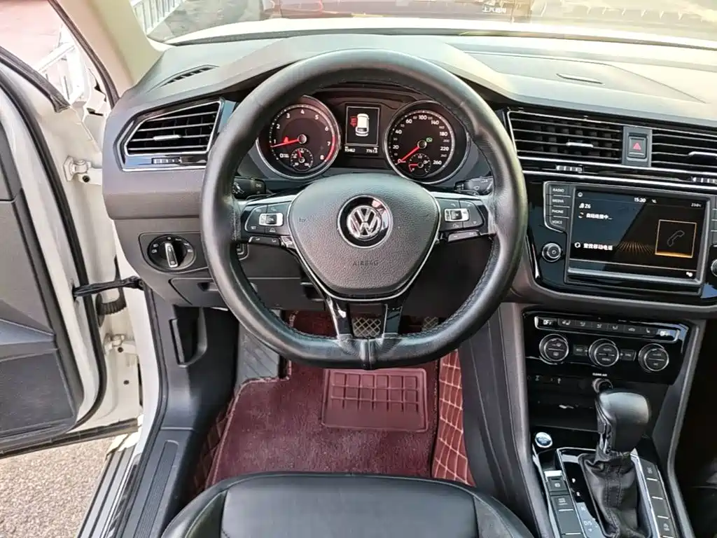 Volkswagen Tiguan L — фото 11