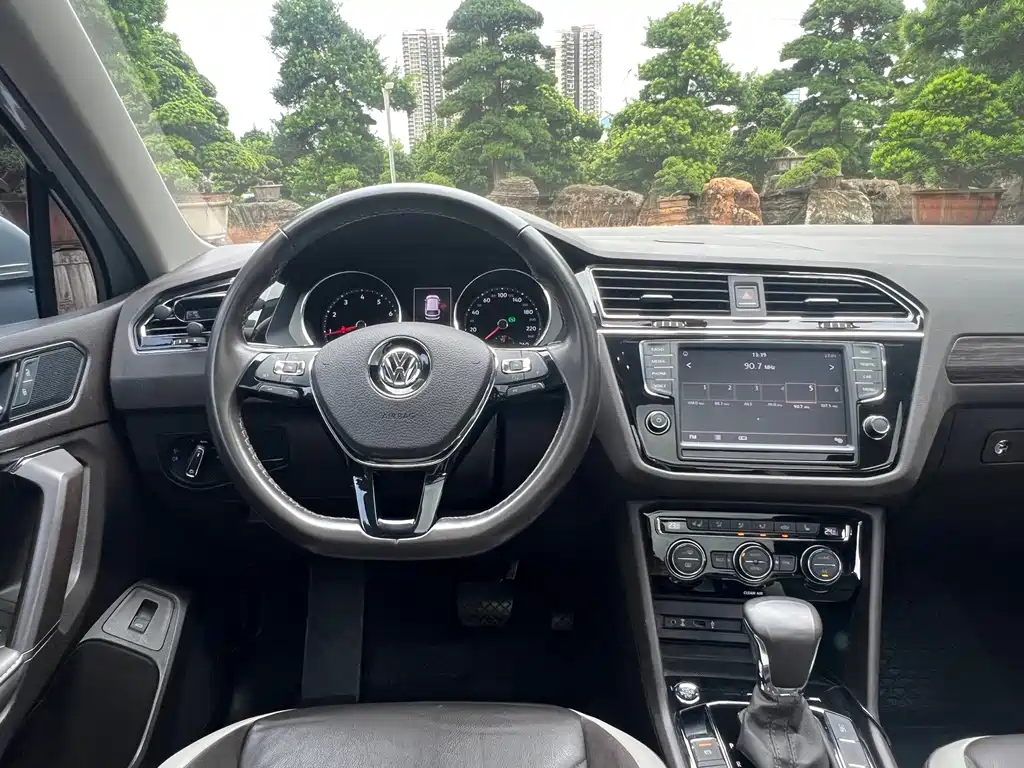 Volkswagen Tiguan L — фото 14