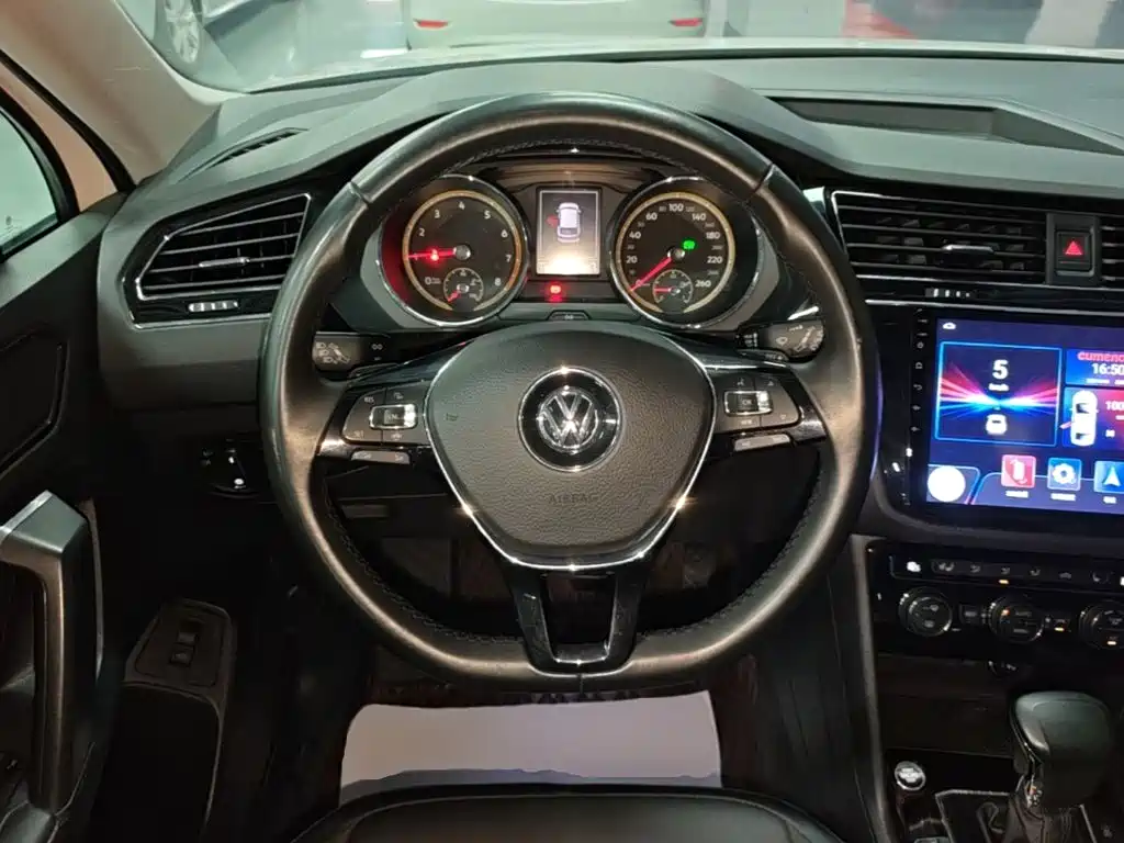 Volkswagen Tiguan L — фото 11