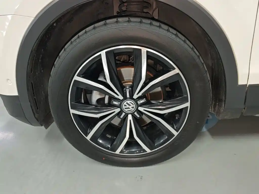 Volkswagen Tiguan L — фото 23