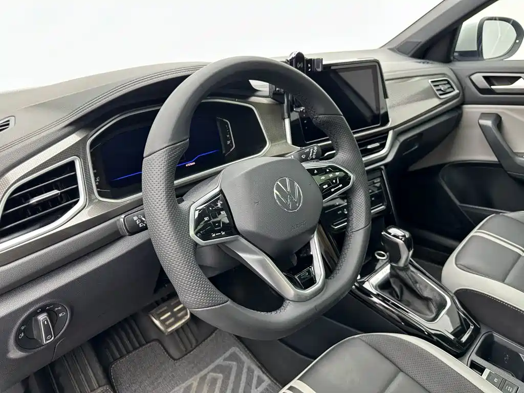 Volkswagen T-Roc — фото 9